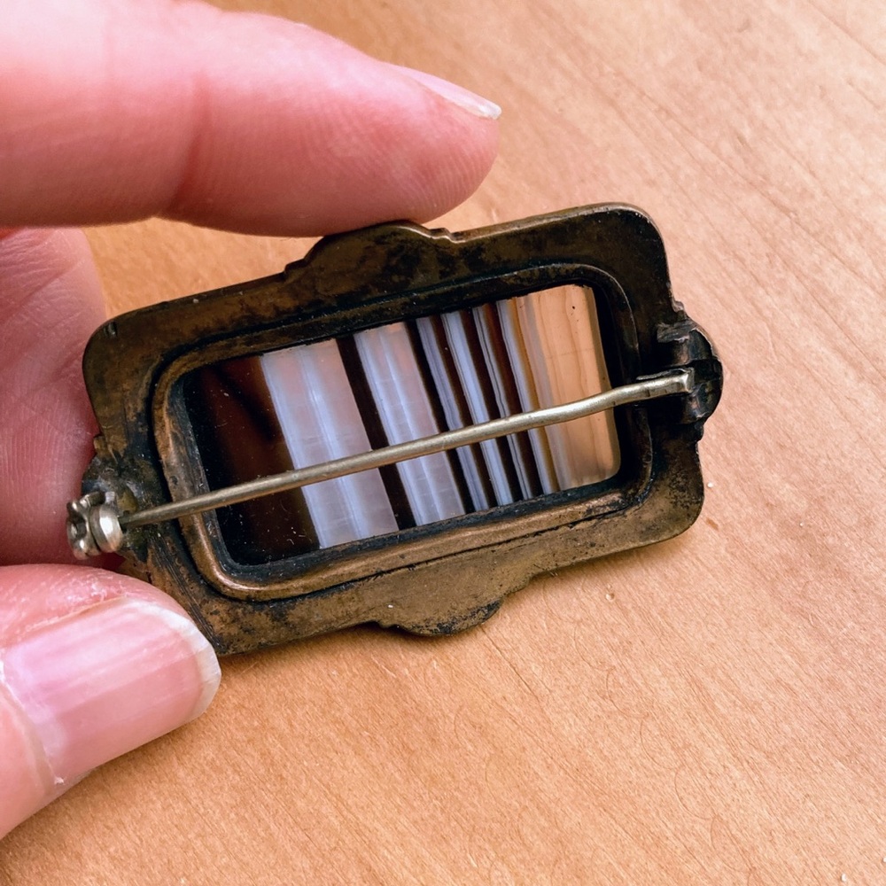 Antique Victorian Biedermeier Brooch with Striped Agate and Meander Pattern - Picture 7 of 16